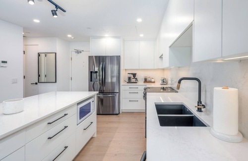 Kelowna Central Business District Condo | Penthouse Condo with vaulted ceiling on the Lakefront Downtown Kelowna