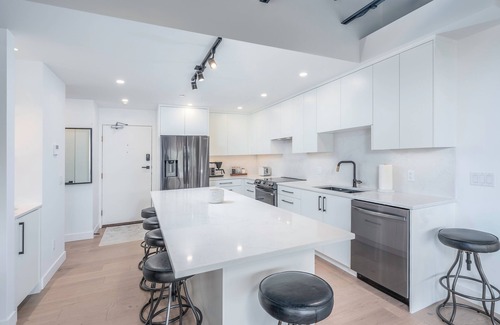 Kelowna Central Business District Condo | Penthouse Condo with vaulted ceiling on the Lakefront Downtown Kelowna