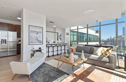 Downtown Chicago Apartment | Penthouse Escape + Vibrant West Loop Access