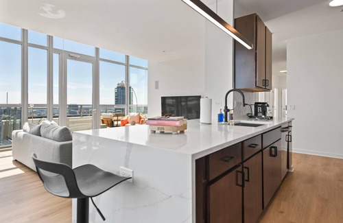 Downtown Chicago Apartment | Penthouse Escape + Vibrant West Loop Access
