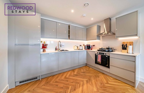 Rushmoor District Apartment | Penthouse | FREE Parking | Hi-Speed WiFi | Balcony
