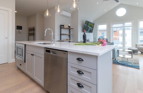 Sidney Apartment | Penthouse, ocean views, wrap around balcony