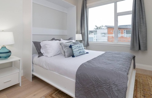 Sidney Apartment | Penthouse, ocean views, wrap around balcony