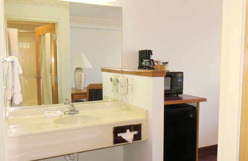 Centralia Hotel | Peppermill Empress Inn