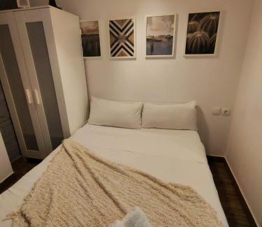 Benicalap Apartment | Pequeño Alojamiento con Mini Piscina - NO climatizada