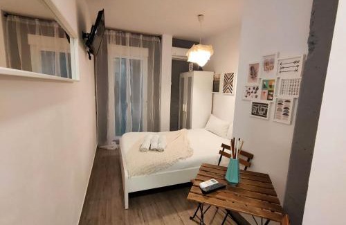 Benicalap Apartment | Pequeño Alojamiento con Mini Piscina - NO climatizada