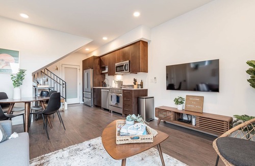 Minor House | Perch - Centro Guesthouse E: Cozy Townhome w/Parking, Deck & Pet Friendly