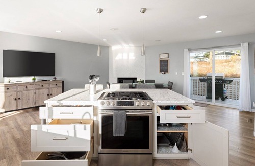 Oak Harbor House | Perch - La Fiesta 34: Luxe Retreat w/Serenity View & Firelit Comfort