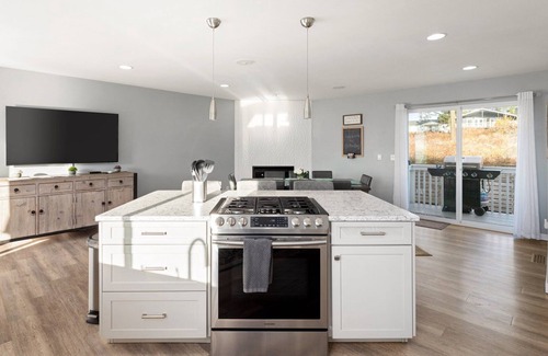 Oak Harbor House | Perch - La Fiesta 34: Luxe Retreat w/Serenity View & Firelit Comfort