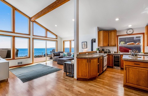 Clinton House | Perfect beach house with stunning views, hot tub & firepit - steps to the water