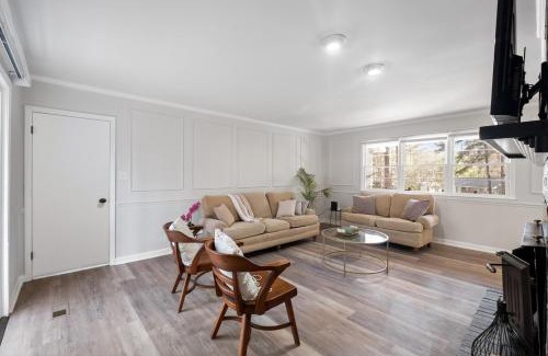 Garner House | Perfect cute home in Garner with firepit & king bed