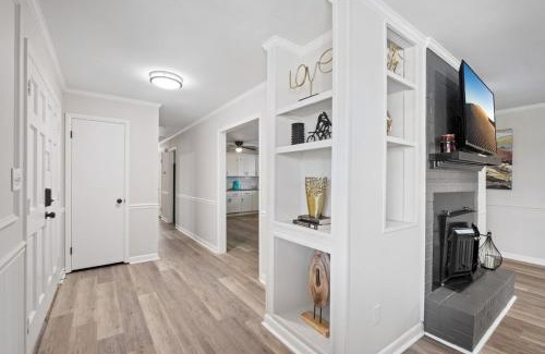 Garner House | Perfect cute home in Garner with firepit & king bed