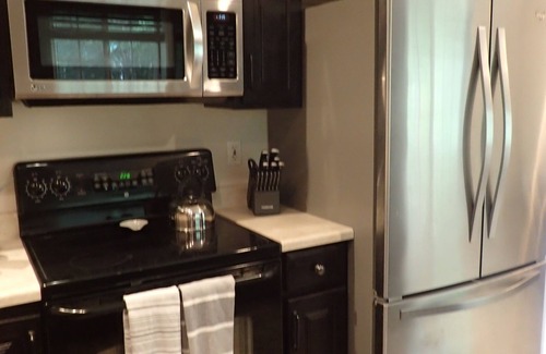 Homer House | Perfect Family VRBO! 3 Bedroom, Sleeps 8 CLOSE TO TOWN!