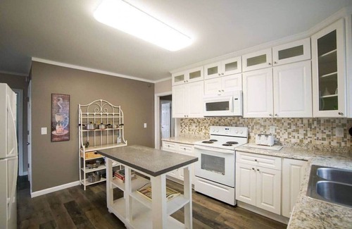 Downtown Niagara Falls House | Perfect for Groups | 10BR Sleeps 26 by Falls & Fun