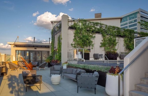 Logan Square House | Perfect for Romantic Couple Retreat | Scenic Rooftop Deck Access