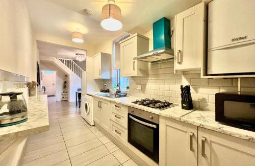 Coventry Apartment | Perfect for Work Trips & Families, Spacious 2BR, WiFi, Free Parking, Sleeps 5