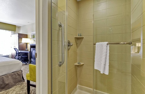 Florida Central Atlantic Coast Hotel | Perfect for Your Next Getaway! Close to Best Restaurants! Free Parking, Pool