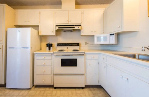 East End Apartment | Perfect Getaway! Free Parking, Near Oakland Museum, Free Breakfast