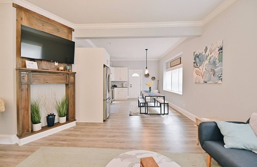 Near Northside House | Perfect Large Downtown Indy Home - Sleeps 16 - Luxury, Clean & Central Location