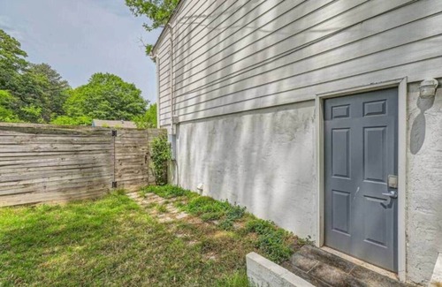 East Point Apartment | Perfect Layover w/Luxury Tub