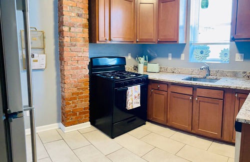 Central Northside Apartment | *Perfect Locale* Mins to all Attractions+Free Park