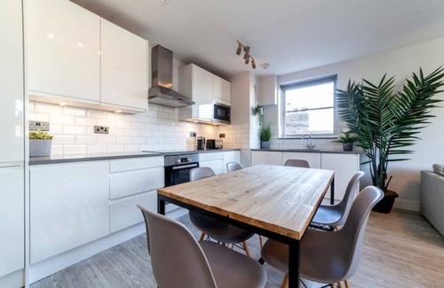 Kensington Apartment | Perfect location & spacious Kensington flat