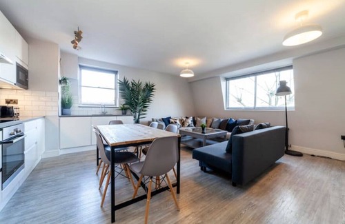 Kensington Apartment | Perfect location & spacious Kensington flat