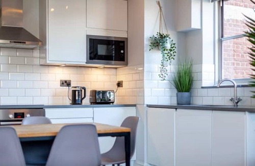 Kensington Apartment | Perfect location & spacious Kensington flat