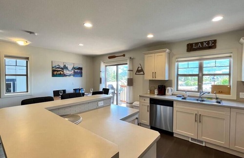 East Kootenay House | Perfect Mt. View Townhouse | Garage | Deck | BBQ