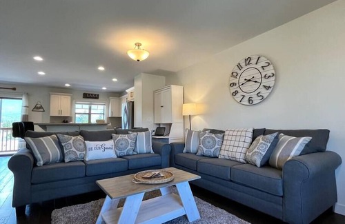 East Kootenay House | Perfect Mt. View Townhouse | Garage | Deck | BBQ