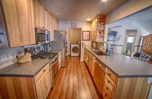 Pinetop House | Perfect Pinetop Getaway; 2 Master Suites; Wifi, Satellite; Hot tub, Dog Friendly