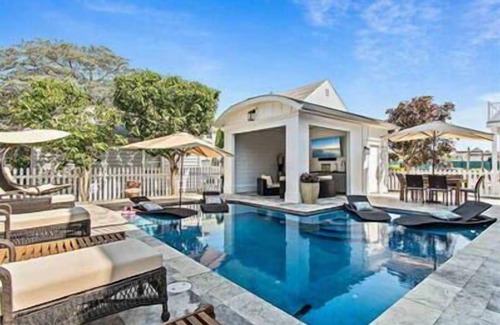 Avalon House | Perfect Seashore Home one block from the beach & close to tennis and playground.