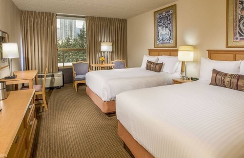 Wilburton Hotel | Perfect Staycation! Onsite Pool and Parking, Short Drive to Bellevue Square!