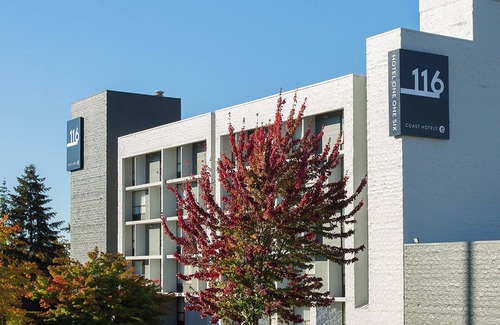 Wilburton Hotel | Perfect Staycation! Onsite Pool and Parking, Short Drive to Bellevue Square!