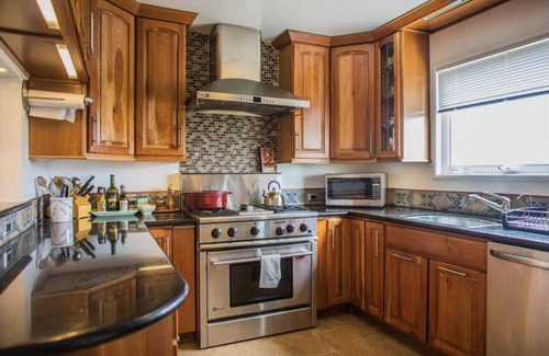 Lakeshore House | Perfect & Stylish Vacation Gem of a House 5 Minutes from Beach & San Francisco