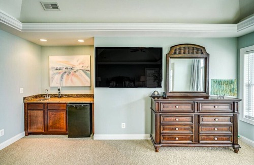 Livingston House | PerfectGetaway,Greatviews! Boathouse,Beach,Firepit,Kayak,HotTub,Sauna,nGameroom,