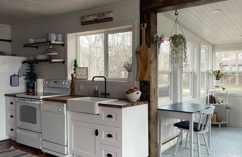 Dunnottar Cottage | Perfectly Imperfect 2BR 5★ Lakeview Cottage/Iconic Pier