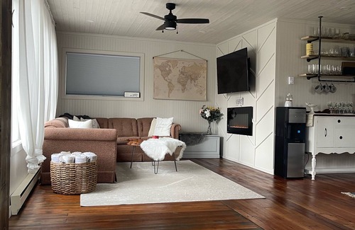 Dunnottar Cottage | Perfectly Imperfect 2BR 5★ Lakeview Cottage/Iconic Pier