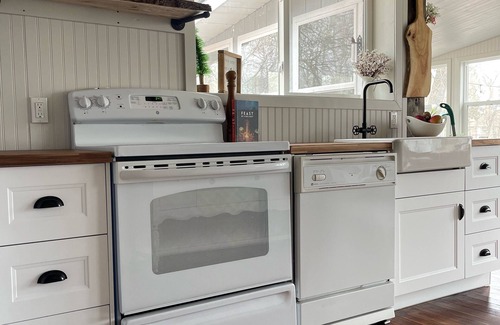 Dunnottar Cottage | Perfectly Imperfect 2BR 5★ Lakeview Cottage/Iconic Pier