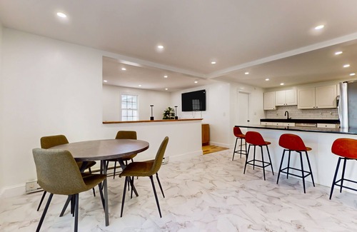 Everett House | Perfectly located modern home with smart TVs, high chair, patio, W/D, & AC