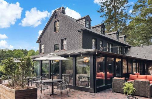 Black Mountain Hotel | Peri Social House