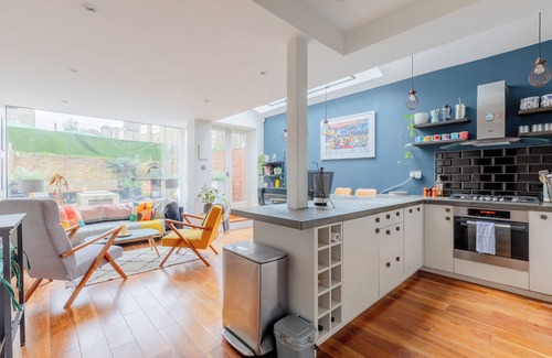 Golborne Apartment | Period-Chic 2BD Flat with Private Patio
