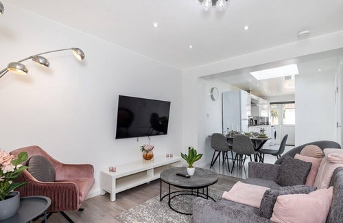 Perivale Apartment | Perivale | Blissful Ground Floor Urban Getaway