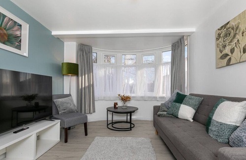 Perivale Apartment | Perivale | Spacious First-Floor Urban Getaway