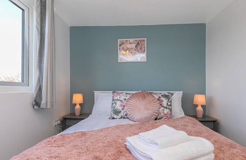 Perivale Apartment | Perivale | Spacious First-Floor Urban Getaway