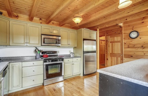 Waterbury House | Perry Hill Escape: 3 br log cabin, wood fireplace, sauna, deck!