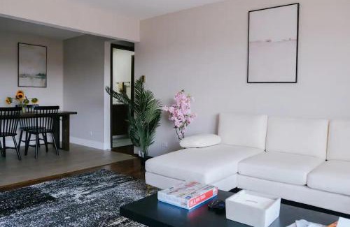 O'Hare House | Personal Gym Luxury Balcony Condo