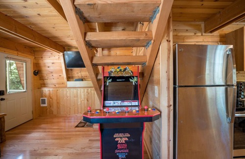 Meadow View Heights Cabin | Pet & Family Friendly Rustic Relaxation Near Parks