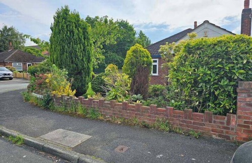 Chester House | Pet Friendly - 2 Bedrooms - 4 Guests - Parking