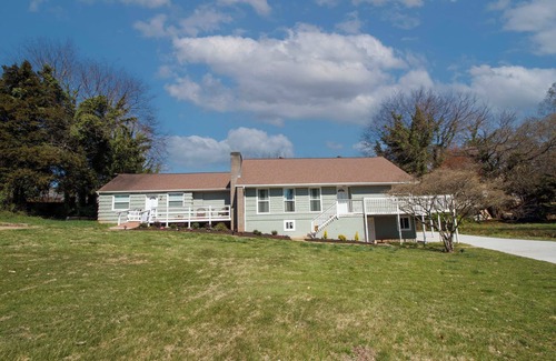 Knoxville House | Pet-Friendly 1BR Near UT Medical & Downtown Quiet Stay with Parking